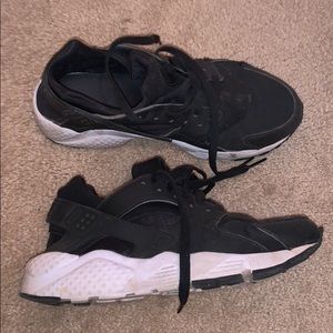 Nike Huaraches Black and white